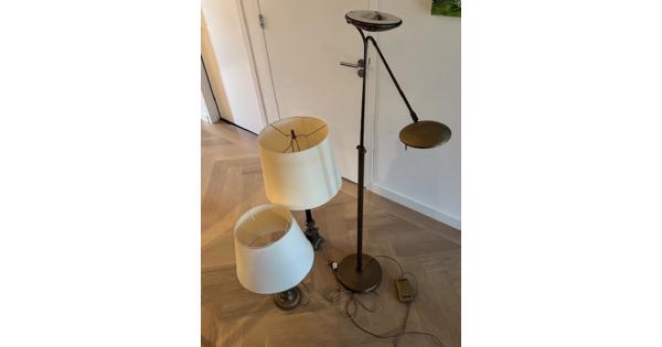 2 klassieke lampen met kap, tafelmodel. 1 staande lamp
