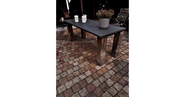 Zware tuintafel met leistenen blad