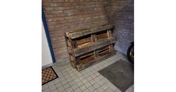 Pallets, 2 op de foto en nog 1 kleinere