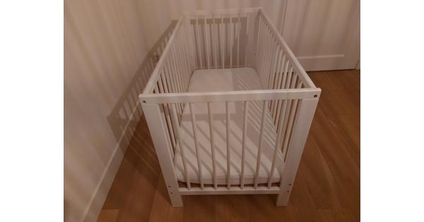 kinderbedje en 2 kinderstooeltjes(ikea)
