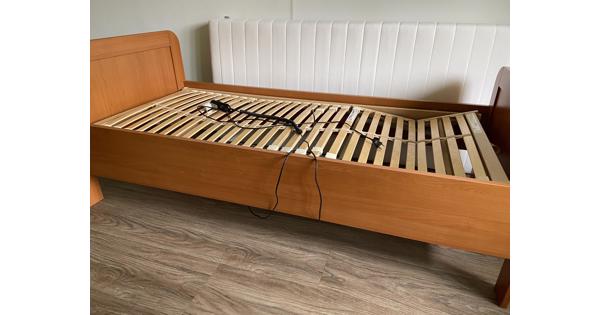 Bed 90x200cm met elektrische lattenbodem 