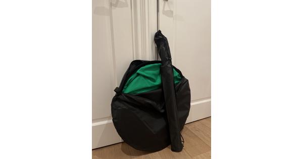 Portable green screen with a tripod in Amsterdam Centrum