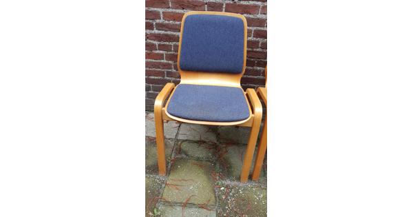 3o Houten, stapelbare stoelen met blauwe, stoffen bekleding