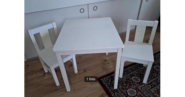 Ikea kindertafel met twee stoeltjes