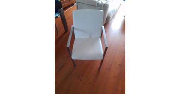 Stoelen 5 heel 1 kapotte