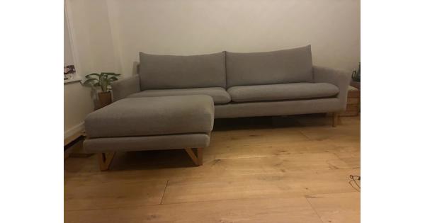 Grijze bank met hocker