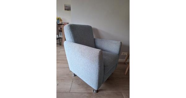 Twee stoelen, zitten goed, wel wat verkleurd