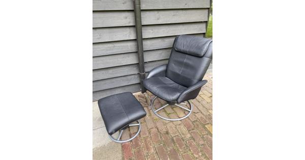 Zwarte draaibare stoel met losse voetenbank