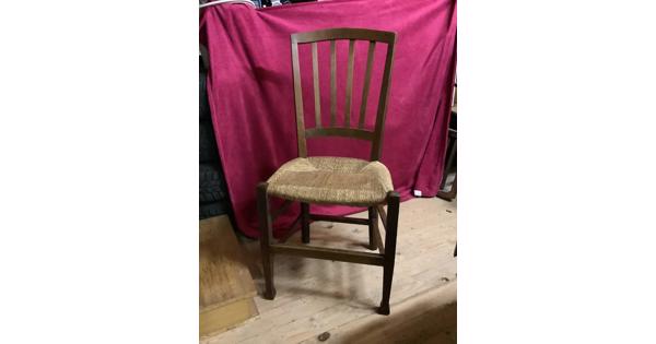 4 vintages stoelen + bijbehorende tafel 100x65 cm