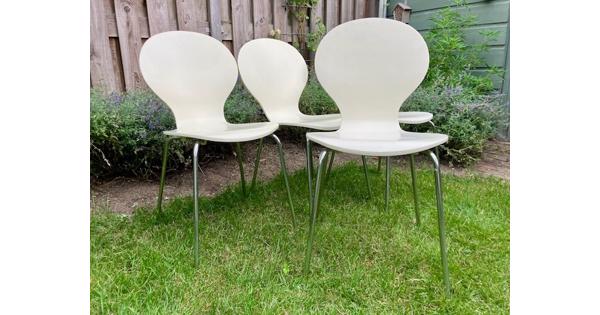 Vier witte, lichte stoelen voor binnen