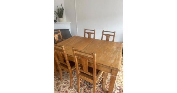 Houten eettafel met 5 stoelen 
