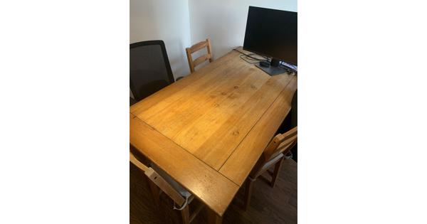 Houten eettafel