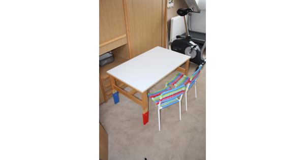 Kindertafel met 2 stoeltjes Ikea