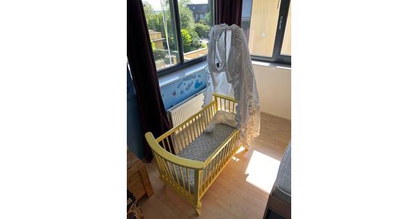 Schattig vintage babybedje met hemel