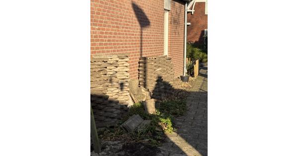 De tegels liggen klaar om opgehaald te worden