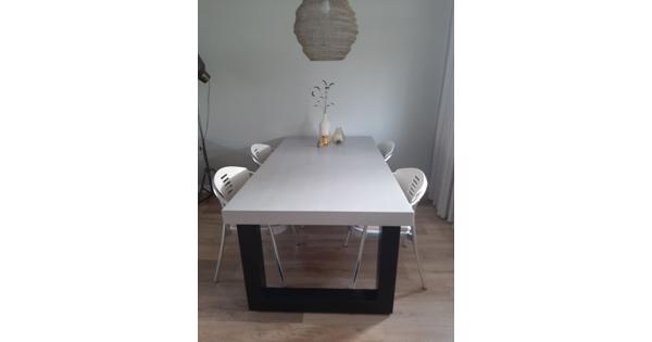 Robuuste eetkamer tafel