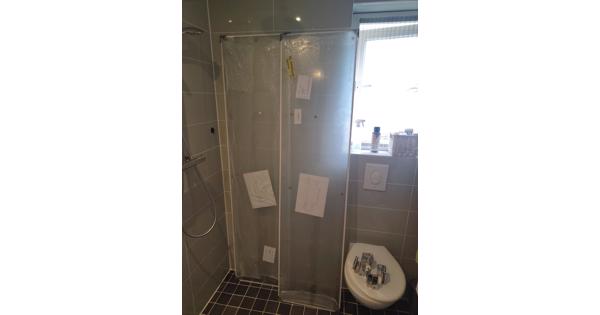 Inklapbare glazen douche/badwand