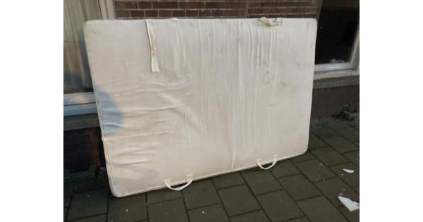 Matras ikea, beetje zand maar op zich oke