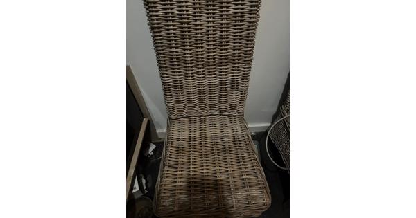 4 rieten stoelen en 1 bureau stoel