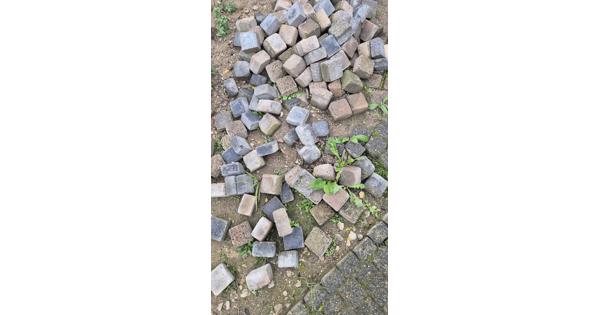 Cobblestones,  ongeveer 40m2. Stoeptegels, ongeveer 96 stuks.