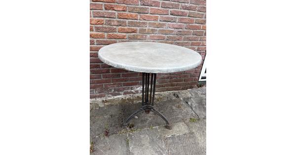 Ronde buitentafel met gietijzer onderstel