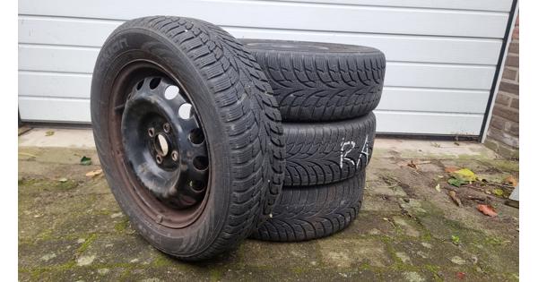 Winterbanden op stalen velgen voor Toyota Yaris hybrid
