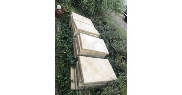 49 mediterrane zandkleurige tuintegels 40-60, waarvan 4 door midden gebroken