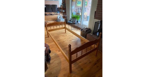 houten 1 persoons bed met matras