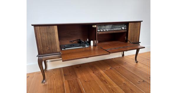Radiomeubel van Philips met platenspeler