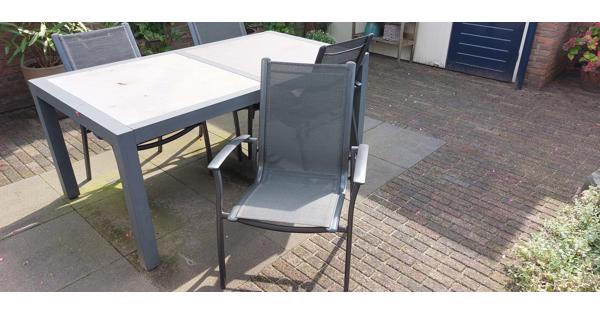 Een terrastafel met 4 stoelen