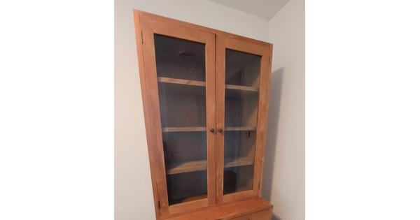Boekenkast, teakhout, bovengedeelte met glazen deuren.