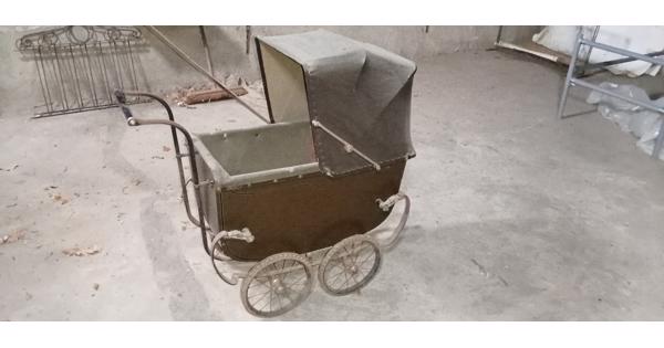 Gratis oude kinderwagen 