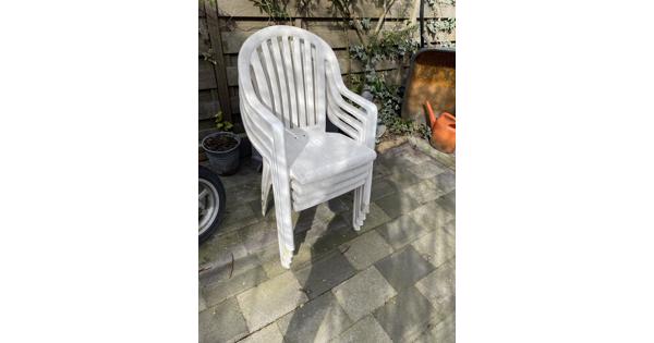 4 witte gebruikte tuinstoelen, kunnen nog prima 1 ronde mee