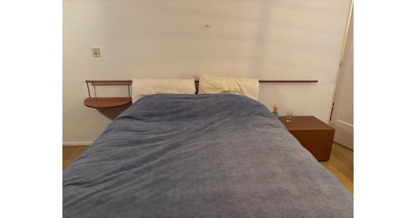 Mooi bed 160 breed bij 200 lang. Compleet met matras en topper