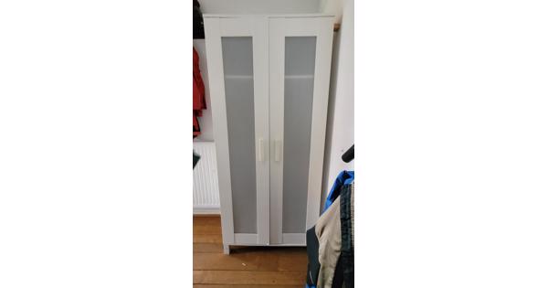 Hangkast wit ikea, met gebruikssporen