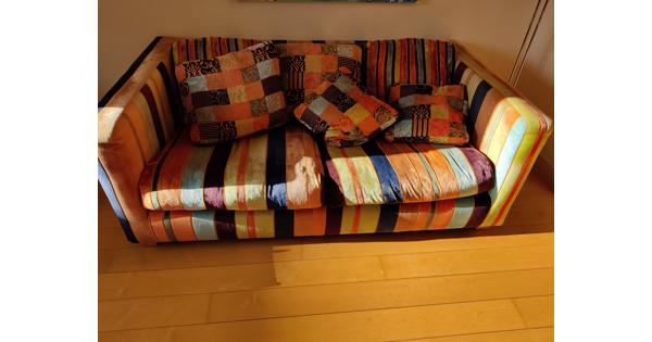 Kleurrijke tweezits bank