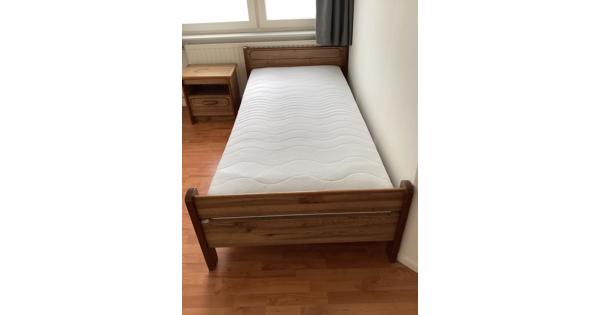 Bed en nachtkastje 