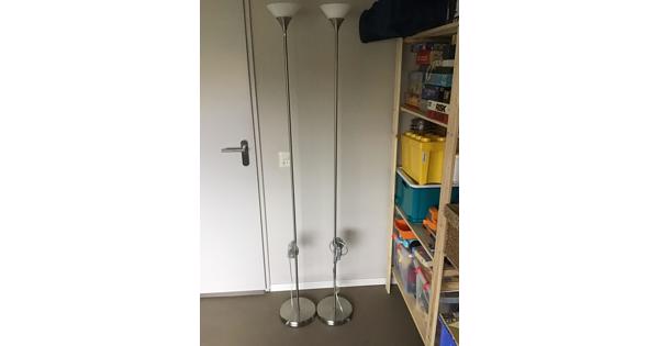 Twee staande dimbare RVS lampen.