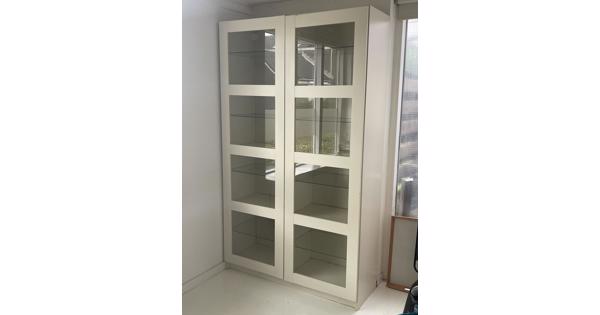 Kast IKEA met glazen deuren