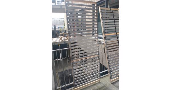 Twee lattenbodems 70x200, goed voor een 140x200 bed