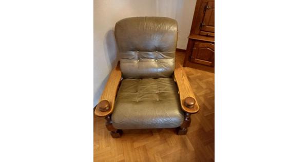 Gratis ophalen: 2 eiken fauteuils 1 bank 