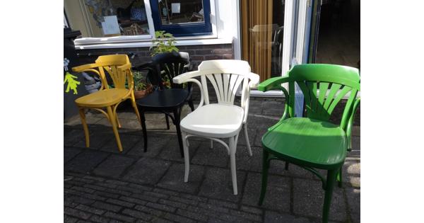 4 gekleurde cafèstoelen