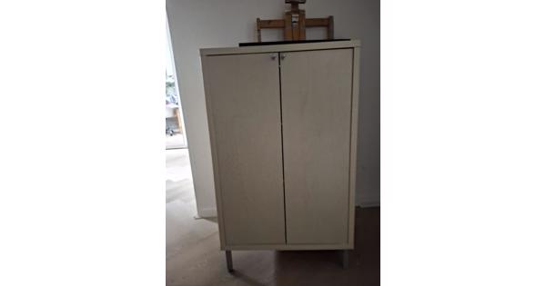 Handig kastje, veel opbergruimte 