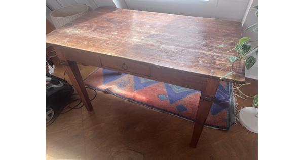 Eettafel en vier eettafelstoelen!