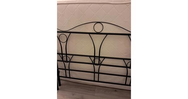 Zwart metalen bed