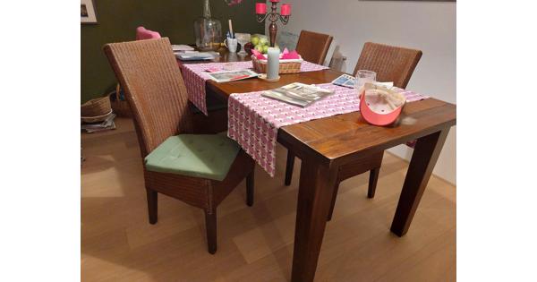 eettafel en vier stoelen aangeboden