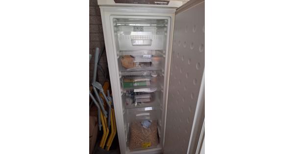 Grote vrieskast 1.80 hoog wegens verhuizing