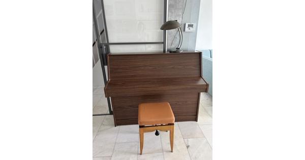 Mooie kemble piano van 1.30 breed en 1.10 hoog, inclusief pianokruk. Wij spelen er niet meer op. Jij misschien wel?