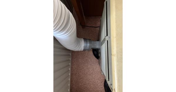 Wie wil hem hebben? Een oude, vrijstaande airconditioner, werkt nog goed