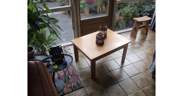 Licht eiken salon-/bijzettafeltje